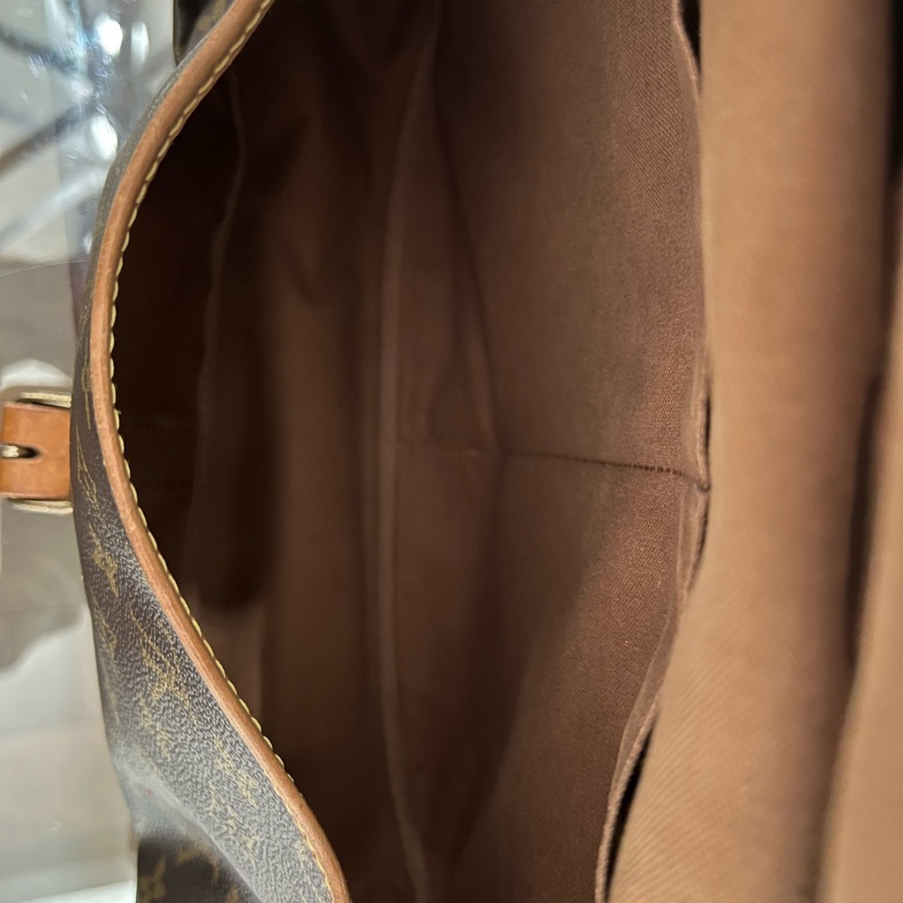 Authentic Beautiful Louis Vuitton Saumur 35 Shoulder Bag. - Picture 11 of 16